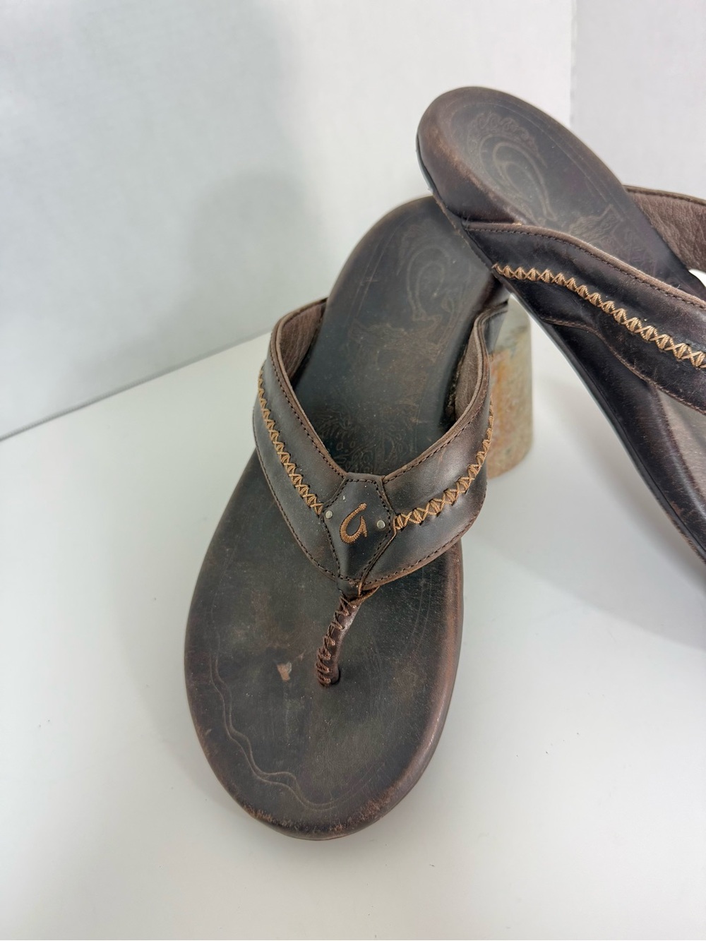 OluKai Dark Brown Leather Men’s Flip-Flops with Tan Stitching - Picture 8 of 8